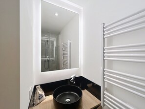 Shower, hair dryer, towels - Cannes: Bobo chic, very nice 2 bedroom apartment in a quiet location (Cannes)