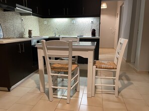 Fridge, oven, stovetop, coffee/tea maker