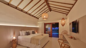Quarto com cama, mesa de cabeceira e uma grande janela.
