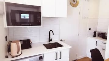Fridge, microwave, stovetop, dishwasher