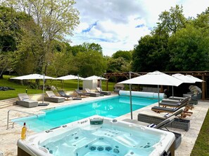 حمّام سباحة خارجي، حمّام سباحة مُدفَّأ