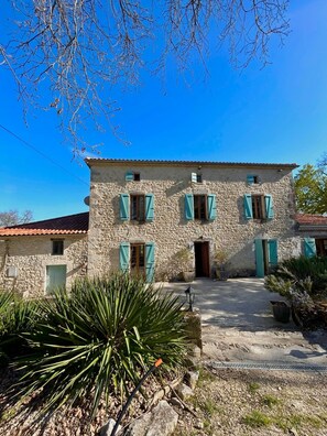 المنشأة من الخارج