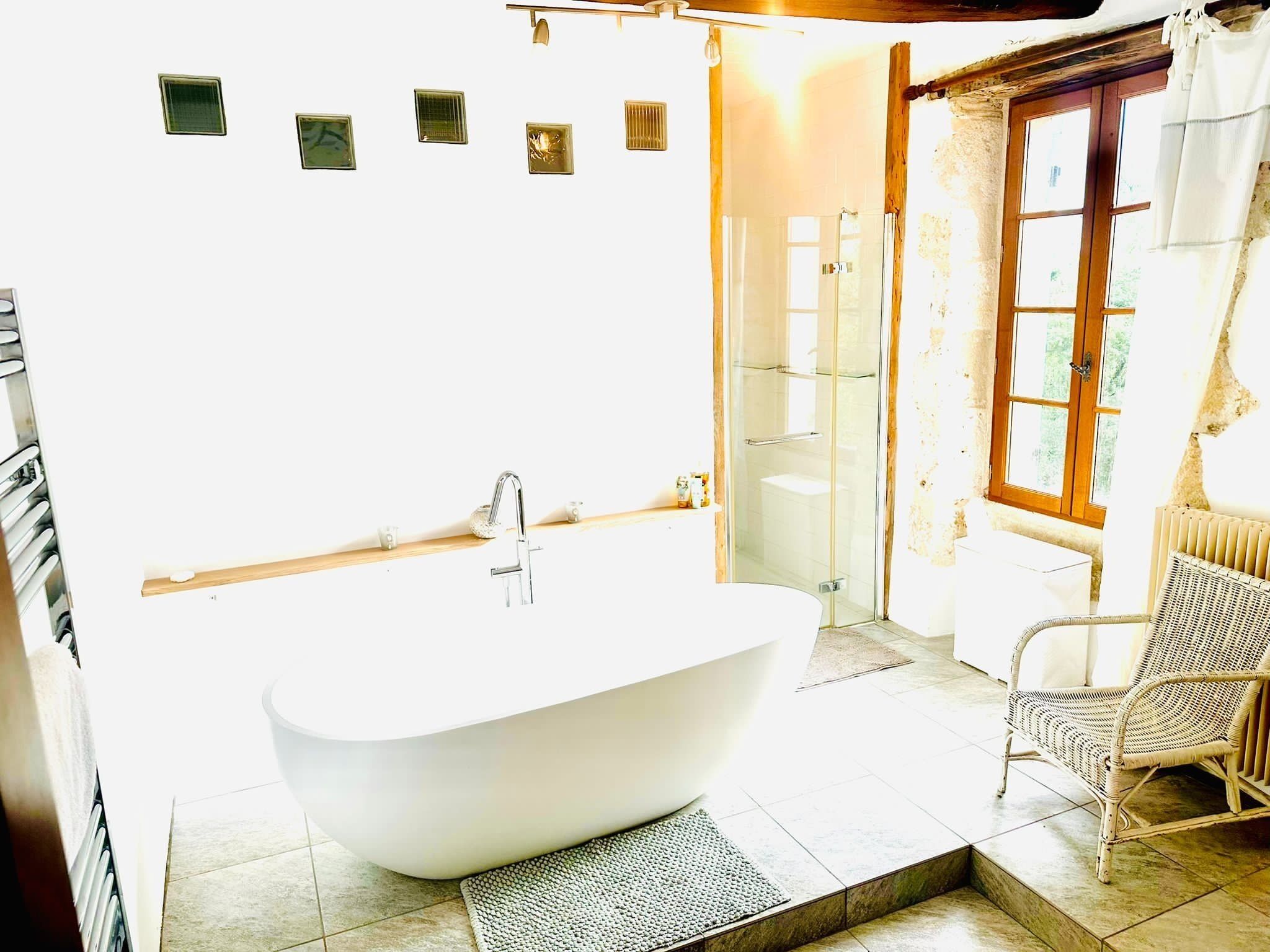 Ducha, secador de pelo y toallas