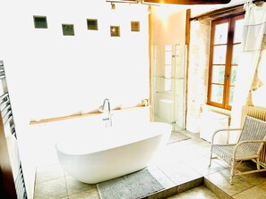 Dusche, Haartrockner, Handtücher