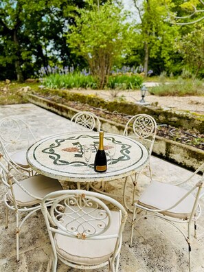 تناول الطعام بالخارج