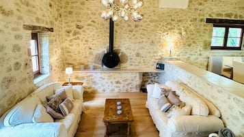 TV connectée, cheminée, jeux vidéo, table de tennis de table