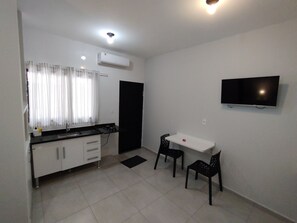 Refrigerador, microondas, placa de cocina, utensilios de cocina