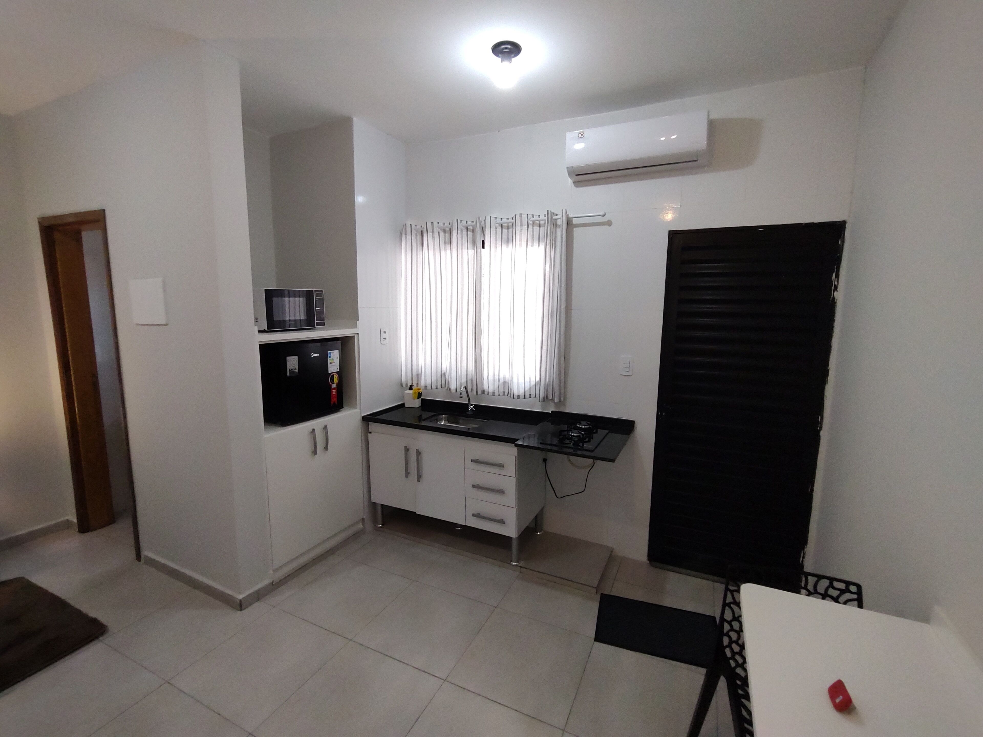 冷蔵庫、電子レンジ、コンロ、調理器具と食器