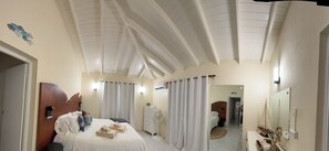 4 bedrooms, WiFi, bed sheets - Anchor Villa , 4 bedroom single family home
Steps to the beach . (Oistins)