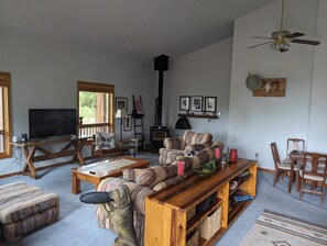 Smart TV, fireplace - Grand Lake Retreat. Spacious cabin on 4 acres. Close to Rocky MTN Nat'l Park. (Grand Lake)