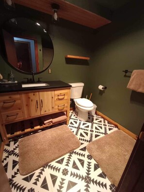 Shower, hair dryer, towels, soap - Grand Lake Retreat.  Spacious cabin on 4 acres.  Close to Rocky MTN Nat'l Park. (Grand Lake)