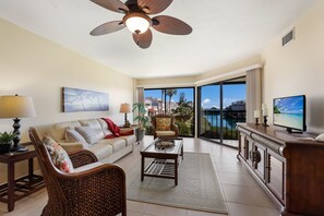 Condo, 2 Bedrooms | Living area