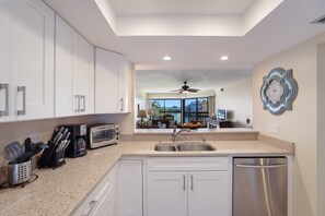 Condo, 2 habitaciones | Cocina privada | Cafetera y tetera 