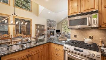 Townhome, 3 Bedrooms | Private kitchen | Fridge, oven, coffee/tea maker, toaster