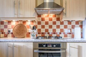 Fridge, microwave, oven, stovetop - Ingledale Apartment Yorkshire Dales National Park 3 Peaks & Lake District (Ingleton)