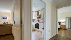 Un apartamento moderno con cocina, sala de estar y dormitorio.