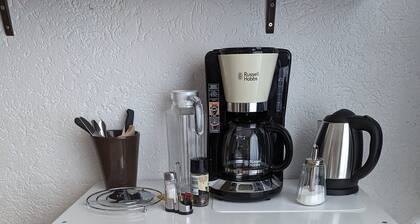 GerÀumiges Doppelzimmer mit Bad und Tee/kaffeeecke, Schlafcouch, Zentral Gelegen