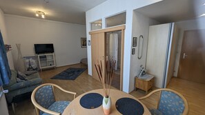 Interior - Geräumiges Doppelzimmer mit Bad und Tee/kaffeeecke, Schlafcouch, Zentral Gelegen (Pforzheim)