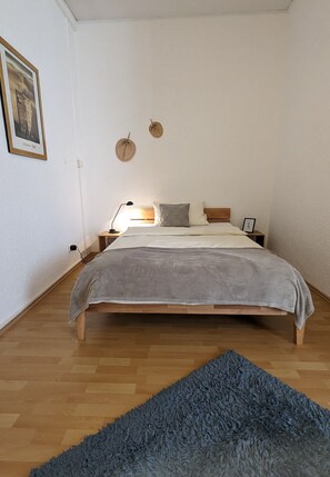 1 bedroom, WiFi, bed sheets - Geräumiges Doppelzimmer mit Bad und Tee/kaffeeecke, Schlafcouch, Zentral Gelegen (Pforzheim)