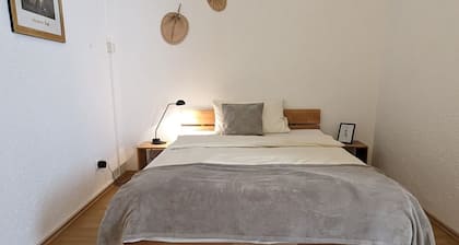 Geräumiges Doppelzimmer mit Bad und Frühstücksecke, zentral gelegen