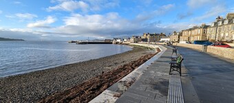 Large 1 bed flat with parking, central Broughty Ferry