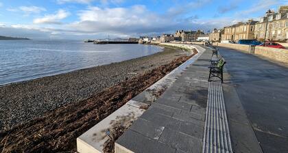 Large 1 bed flat with parking, central Broughty Ferry