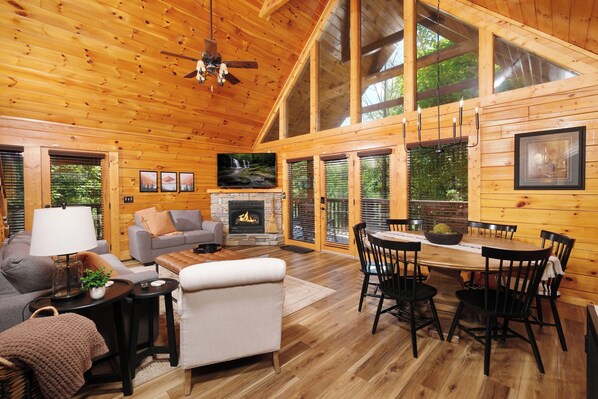 Smart TV, fireplace - Modern Luxury with Rustic Charm-5min to Downtown! Perfect for Lifetime Memories! (Gatlinburg)