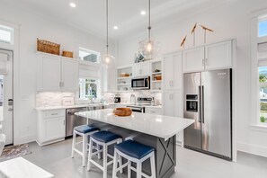 雪櫃、微波爐、焗爐、爐具