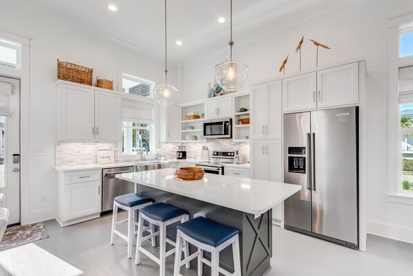 Réfrigérateur, four à micro-ondes, un four, surface de cuisson