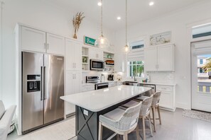 Réfrigérateur, four à micro-ondes, un four, surface de cuisson