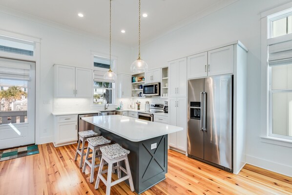 Réfrigérateur, four à micro-ondes, un four, surface de cuisson