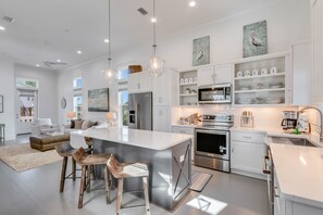 冷蔵庫、電子レンジ、オーブン、コンロ