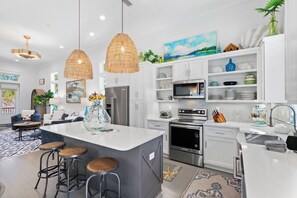 Kylskåp, mikrovågsugn, ugn och spishäll