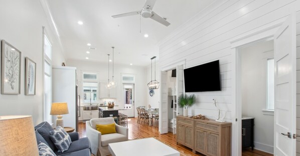 Smart TV - BVR 32 - Coastal Skye by Liquid Life (Orange Beach)