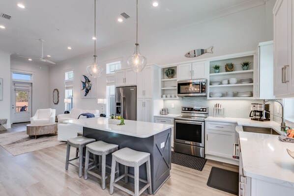 Jääkaappi, mikroaaltouuni, uuni, liesi