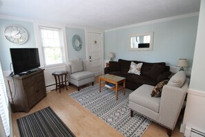 テレビ、DVD プレーヤー