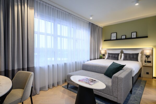 Brankas, meja kerja, ruang kerja ramah laptop, dan kedap suara