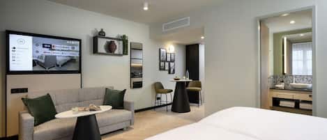 Caja de seguridad en la habitación y escritorio