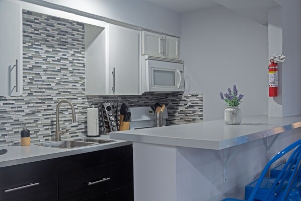 Fridge, microwave, oven, stovetop - Montrose Amazing Studio! Medical Center 01 ⭐️⭐️⭐️⭐️⭐️ (Houston)