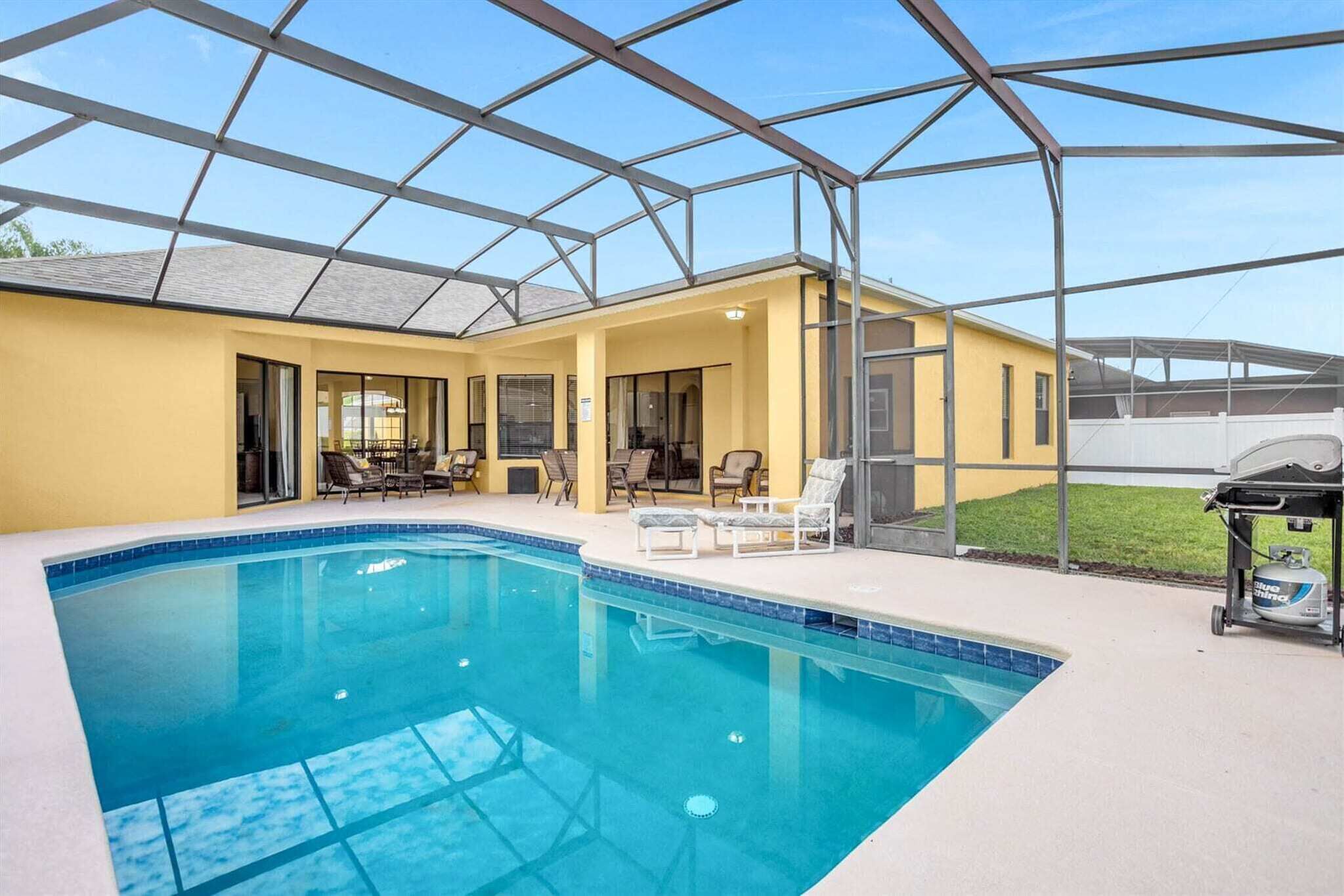 Upstay - Awesome Bungalow Home w Swimming Pool