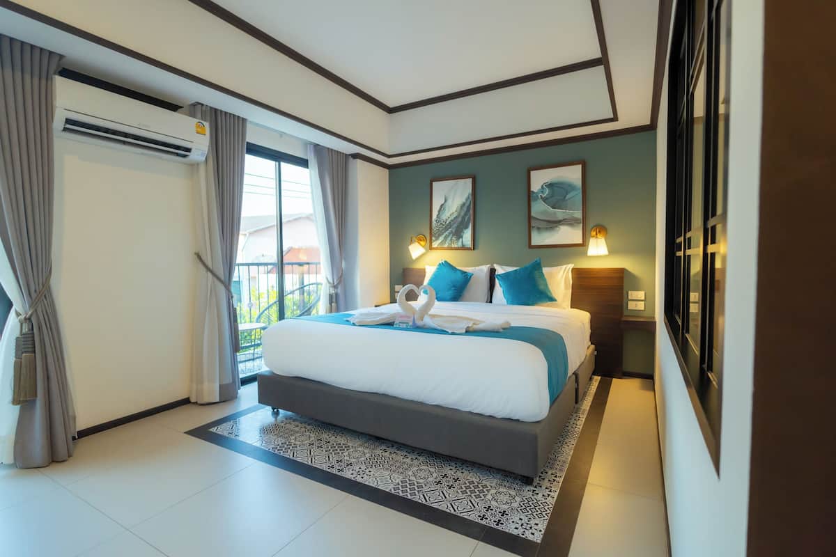 Deluxe Double Room | 1 bedroom, in-room safe, desk, blackout curtains