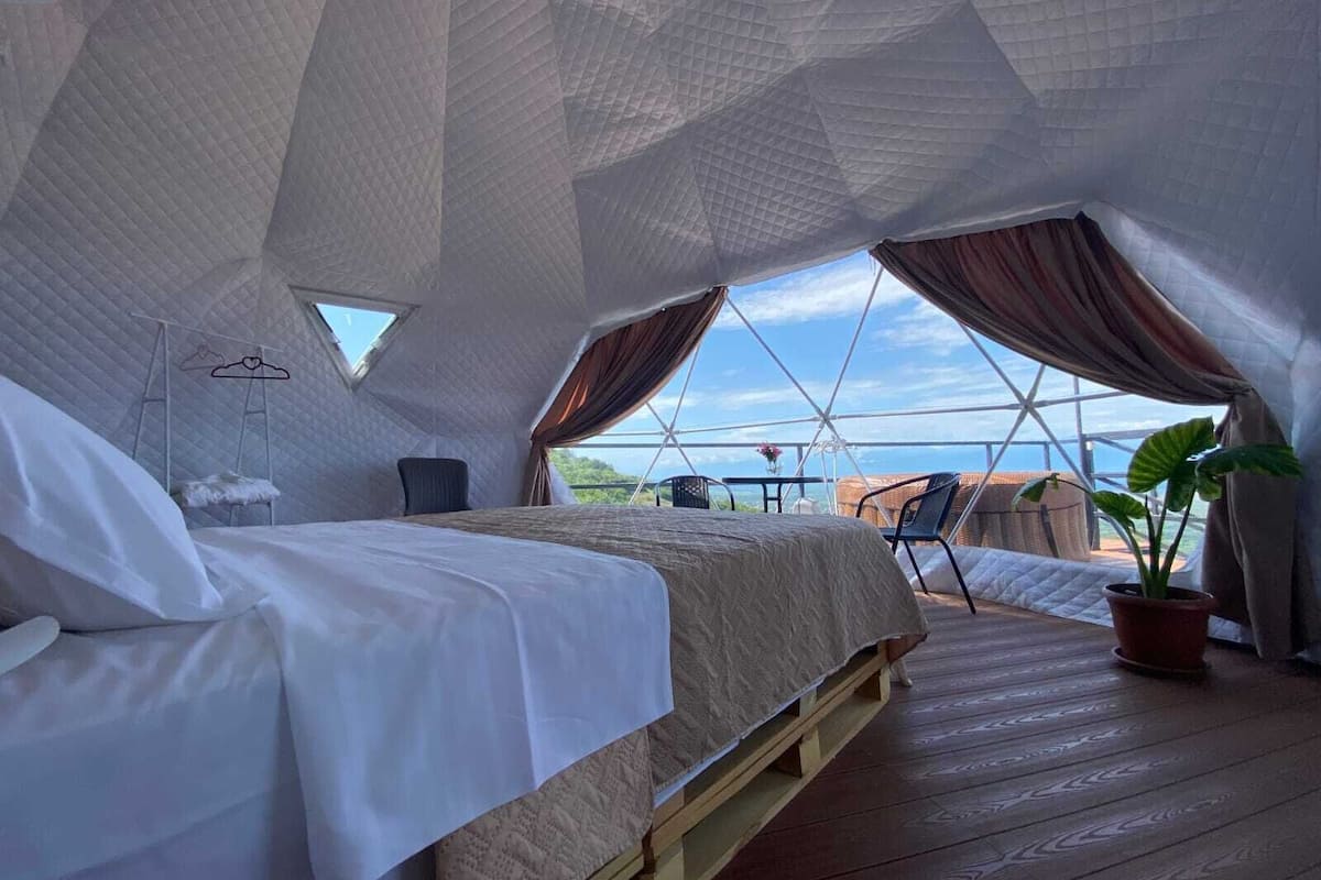 Deluxe Cabin | Minibar, individually decorated, individually furnished, desk