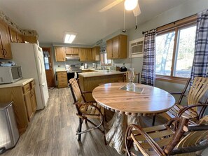 Mikrowelle, Ofen, Wasserkocher mit Kaffee-/Teezubehör, Toaster