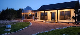 Cozy country retreat! Centrally located between Fredericksburg and Kerrville. 