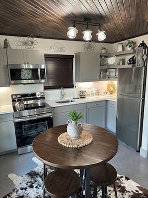 Refrigerador, microondas, horno, placa de cocina