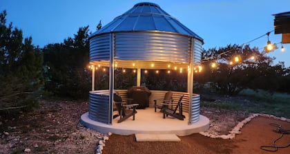 Cozy country retreat! Centrally located between Fredericksburg and Kerrville.