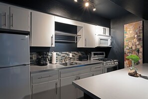 冷蔵庫、電子レンジ、オーブン、コンロ