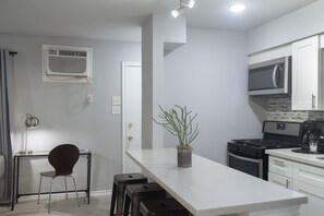 Fridge, microwave, oven, stovetop - Montrose Awesome Studio! Medical Center 04 ⭐️⭐️⭐️⭐️⭐️ (Houston)