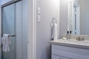 Douche, articles de toilette écologiques, sèche-cheveux