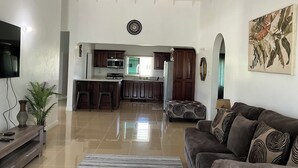Unclassified image, 4 of 20, button - Tropical Luxury Villa @ Lakeside View (Salem, Runaway Bay)